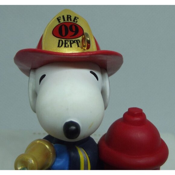 2009 Firefighter Snoopy Spotlight on Snoopy #12 Series Hallmark Ornament - Picture 3 of 9